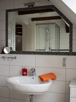 Geräumiges Bad mit Dusche,Fußbodenheizung und Fenster.