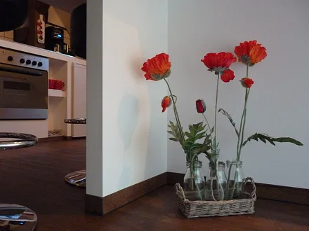 Mohn sind die Blumen der Wohnung an den Wänden, auf dem Geschirr oder der italienischen Keramik.