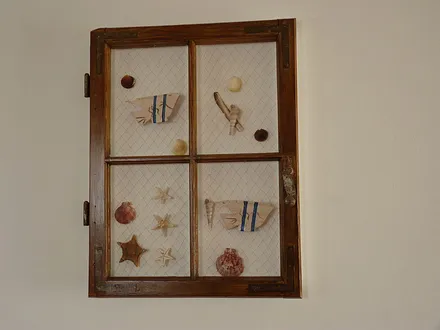 Der Fensterflügel aus einer alten Zinnowitzer Villa ist jetzt nur noch Deko.