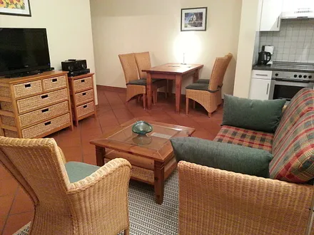 Blick auf Wohnzimmer, Essplatz und Küche