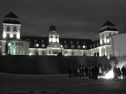 Kurhaus mit Strandleben im Dezember