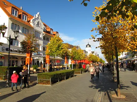 Die Hauptstraße von Binz im Herbst