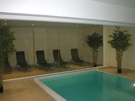 Das Schwimmbad mit Gegenstromanlage und Saunabereich ist eine Oase der Entspannung.