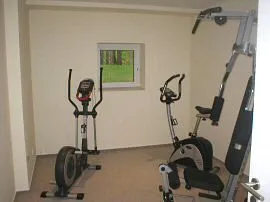 Ein kleiner Fitnessraum mit Markengeräten ( Kettler) zur aktiven Freizeitbetätigung. 