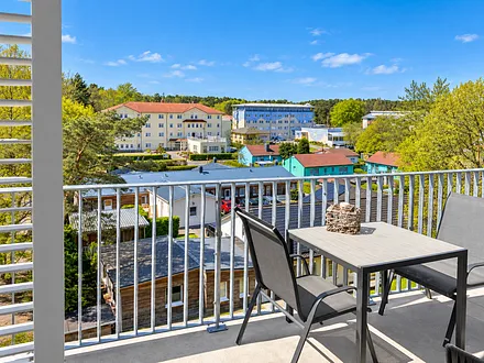 Wunderbarer Weitblick vom großen möbelierten Balkon mit Tisch/Stühle und Sonnenliegen