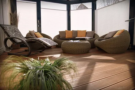 Wintergarten mit Rattanmöbeln und vielen Möglichkeiten, entspannen, lesen, essen, trinken und einfach nur genießen