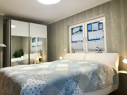 gemütliches Schlafzimmer mit Doppelbett