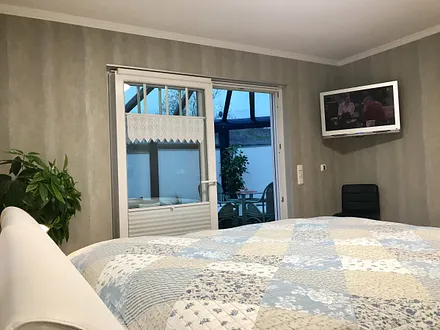 Schlafzimmer mit Fernseher