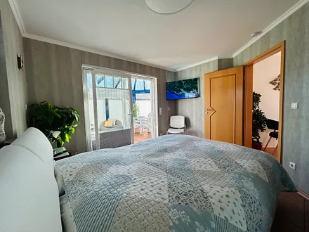 Schlafzimmer mit Fernseher