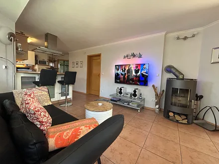 Wohnbereich mit Kamin und Küche
