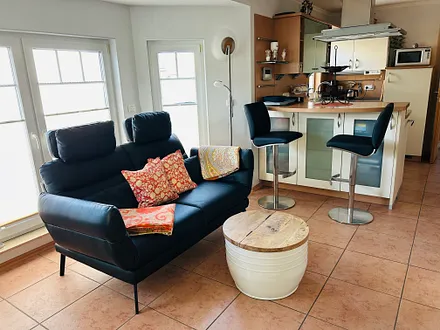 Wohnzimmer mit Funktionscouch und Barhocker