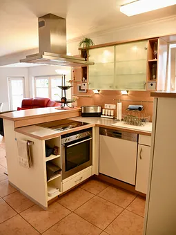 Küchenbereich mit Geschirrspüler, Bio-fresh Kühlschrank, Herd mit  Backofen, Mikrowelle