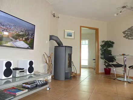 Wohnzimmer mit HiFi Anlage und Ambilight Fernseher