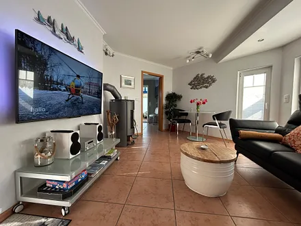 Wohnzimmer mit HiFi Anlage und Ambilight Fernseher