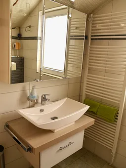 Waschtisch mit Spiegelschrank und Handtuchtrockner 