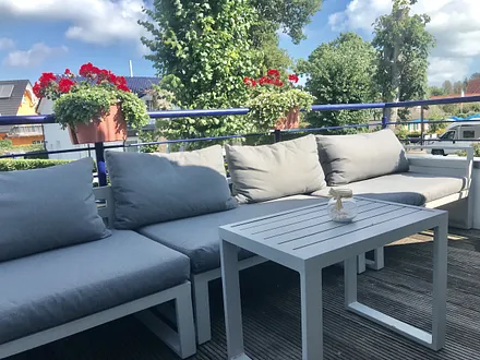 Terrasse zum relaxen mit modernen Lounge Möbeln 
