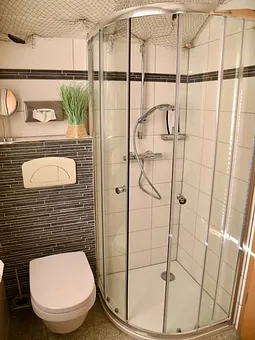 Badezimmer mit Eckrunddusche und Fußbodenheizung