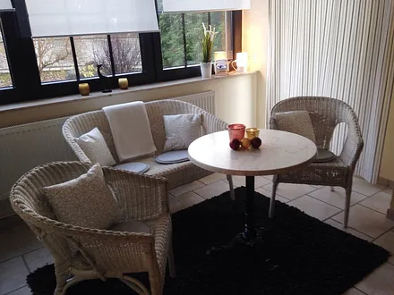 Gemütlicher Erker mit Gartenzugang