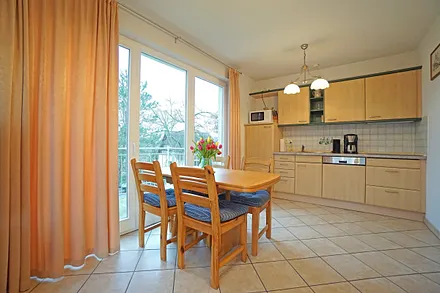 voll ausgestattete Küchenzeile und Esstisch im Wohnzimmer