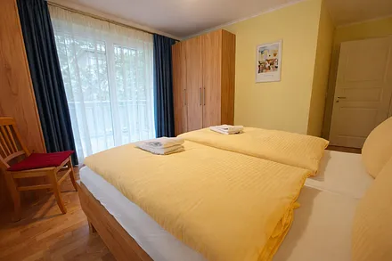 Schlafzimmer mit Doppelbett