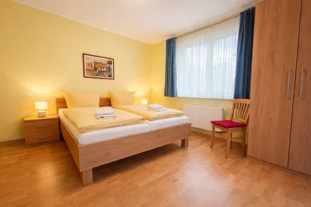 Schlafzimmer mit Doppelbett