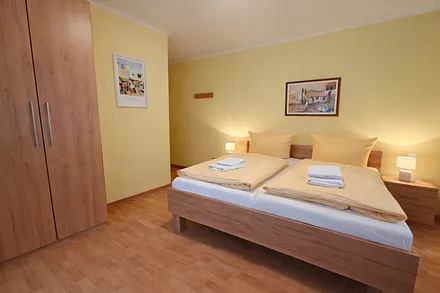 Schlafzimmer mit Doppelbett