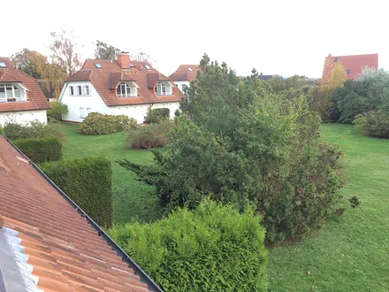 Seitlicher Blick vom Balkon auf die Grünanlage
