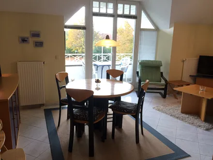 Südostbalkon, parkartiges Grundstück, eigener Spielplatz, seitlicher Blick aufs Achterwasser