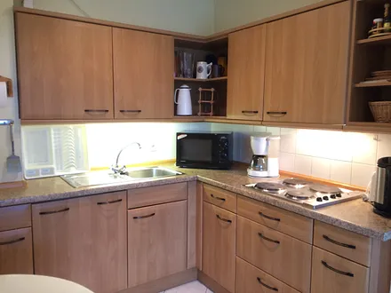 Ceran-Kochfeld (neu), Kühlschrank, Mikrowelle mit Grill, Kaffeemaschine, Thermoskannen, Wasserkocher, Toaster, Flaschenwärmer, reichlich Geschirr und Kochutensilien