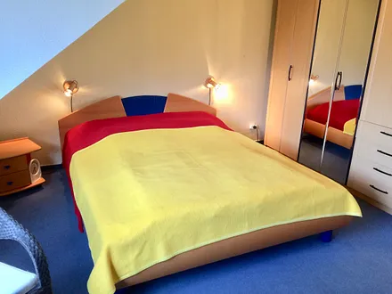 Doppelbett, 1,60 x 2,00 m; geräumiger Kleiderschrank