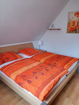 Schlafzimmer mit Doppelbett (180 x 200 cm)