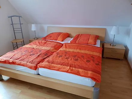 Schlafzimmer mit Doppelbett (180 x 200 cm)
