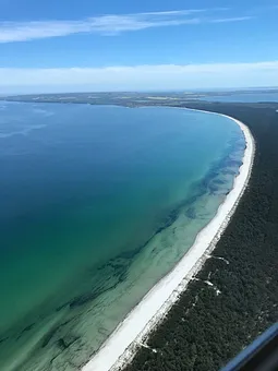 Die Küste aus der Vogelperspektive 