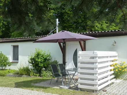 Eingang Bungalow mit Sitzecke und Grillmöglichkeit