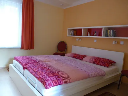 Schlafzimmer mit Doppelbett