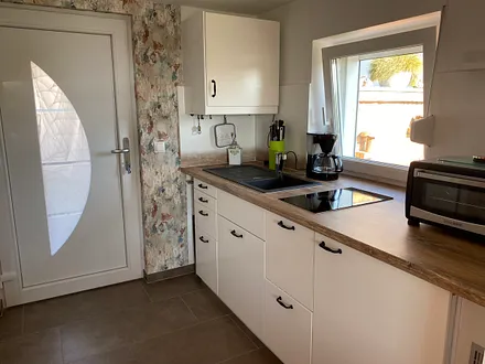 Küche mit Blick in den Garten