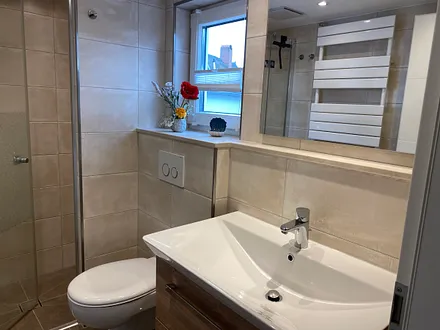 Bad mit Dusche und WC