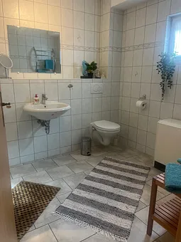 Badezimmer mit Fenster