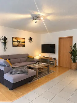 Wohnzimmer mit Fernseher