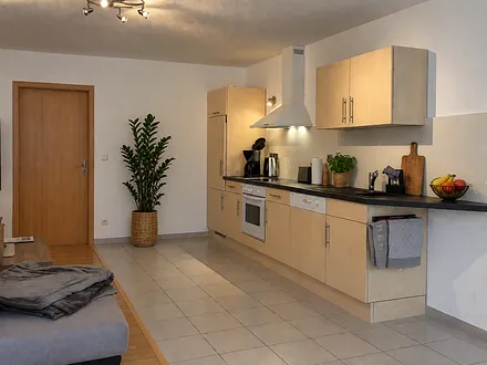 Küche mit Tür zum Schlafzimmer