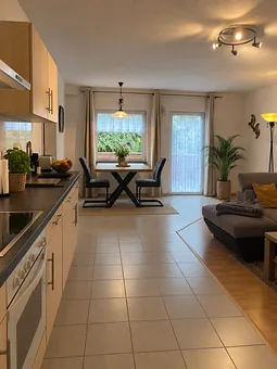 Küche mit Tür zur Terrasse 