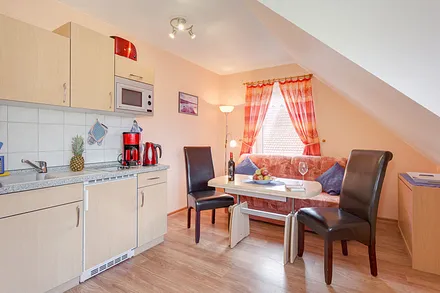 Wohnzimmer mit Einbauküche