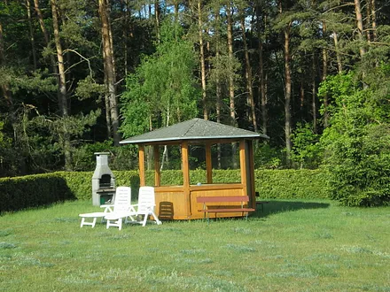 Pavillion mit Grill und Liegen
