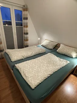 Schlafzimmer mit Doppelbett 180 x 200 und doppelt verstellbaren Lattenrosten