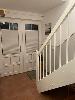 Flur mit Hauseingang und Treppe zu den Schlafzimmern im Obergeschoss