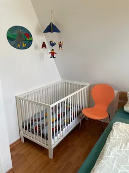 2. Schlafzimmer mit Kinderbett 60 x 120 cm 