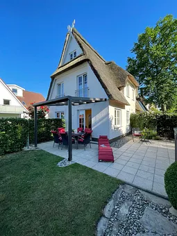 Reethusgiebel mit teilweise überdachter Terrasse