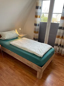 2. Schlafzimmer mit Einzelbett 90 x 200 und doppelt verstellbarem Lattenrost