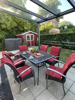 Sonnenterrasse mit umzäunten Garten und Gartenhaus (für Fahrräder etc.)