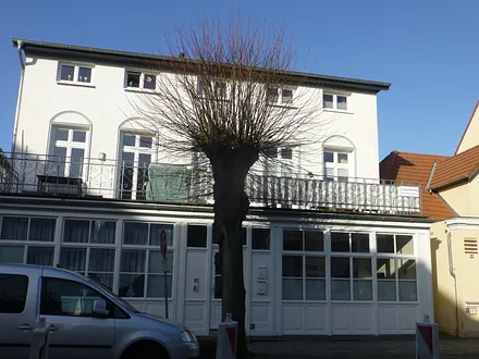 rechts im Obergeschoss mit der großen Terrasse befindet sich unsere Wohnung